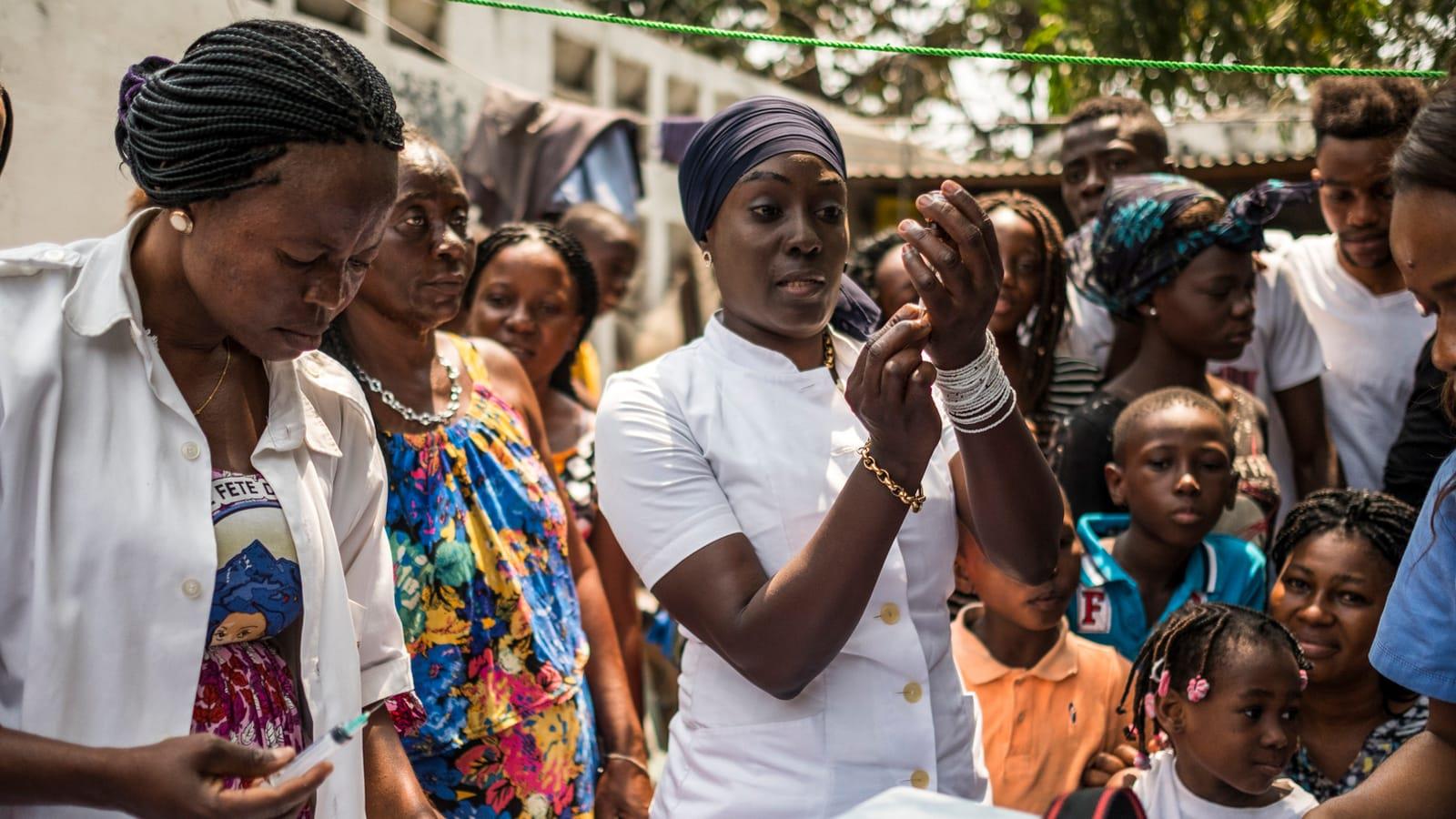 Photo of two female health agents preparing vaccinations in Kinshasa, DRC.