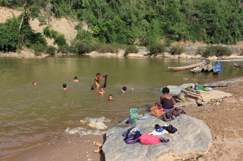 polio-vaccine-luang-photo2-families-do-chores